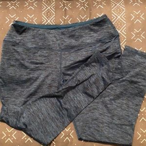 Cropped blue leggings